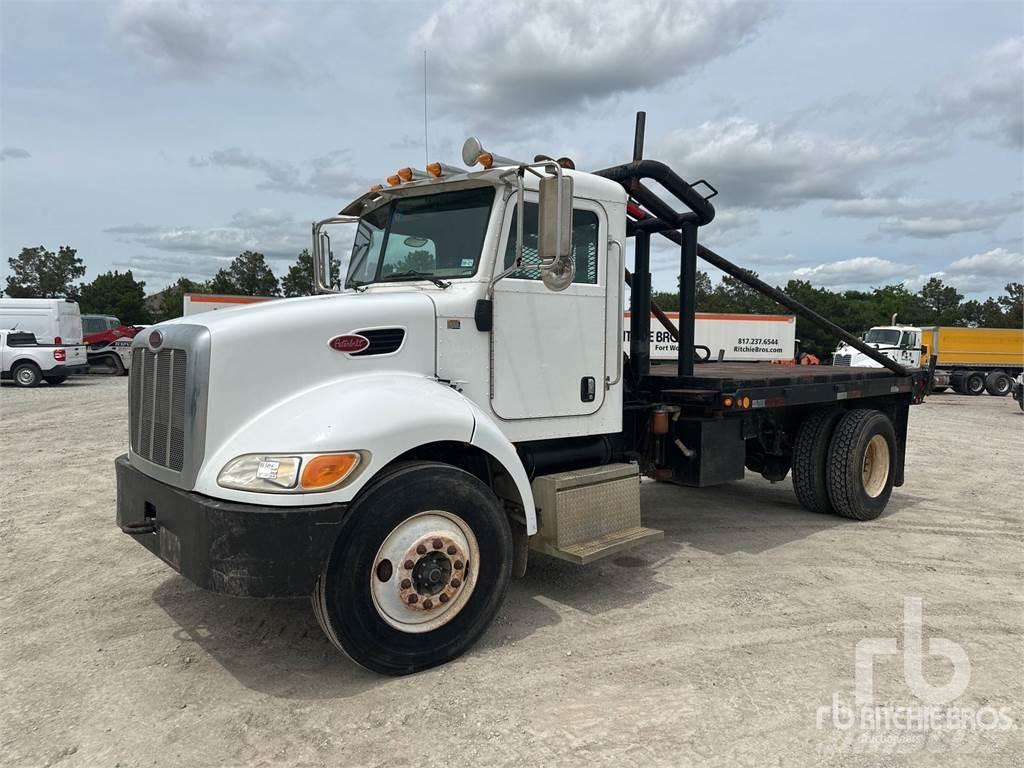 Peterbilt 335 Vlakke laadvloer met kraan