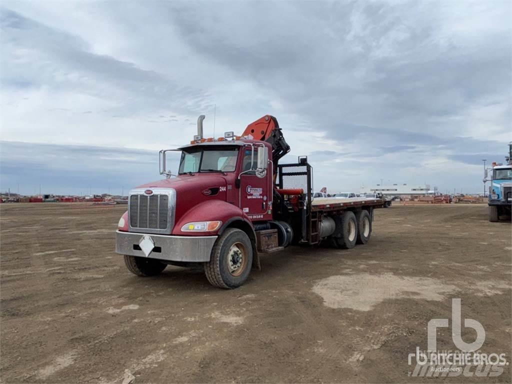 Peterbilt 348 Vlakke laadvloer met kraan