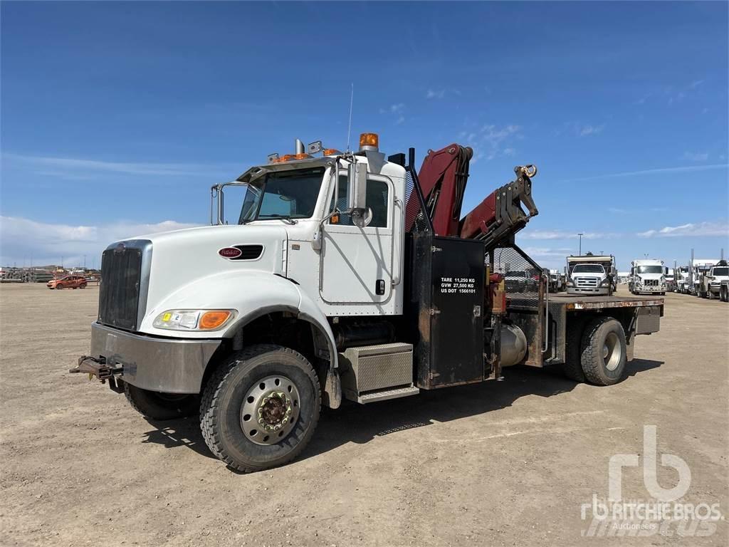 Peterbilt 348 Vlakke laadvloer met kraan