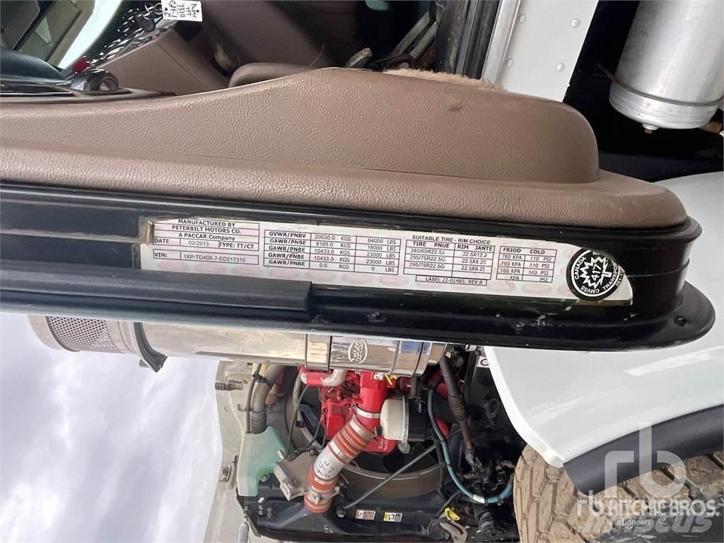 Peterbilt 367 Vrachtwagen met vlakke laadvloer en lier