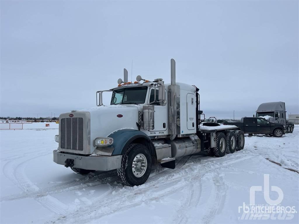 Peterbilt 367 Vrachtwagen met vlakke laadvloer en lier