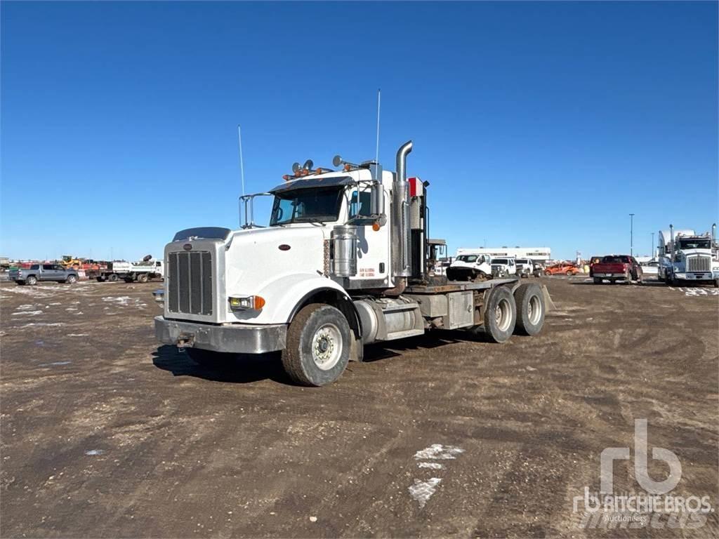 Peterbilt 367 Vrachtwagen met vlakke laadvloer en lier