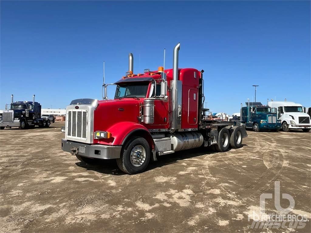Peterbilt 367 Vrachtwagen met vlakke laadvloer en lier