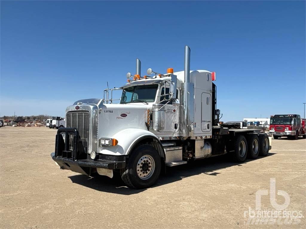 Peterbilt 367 Vrachtwagen met vlakke laadvloer en lier