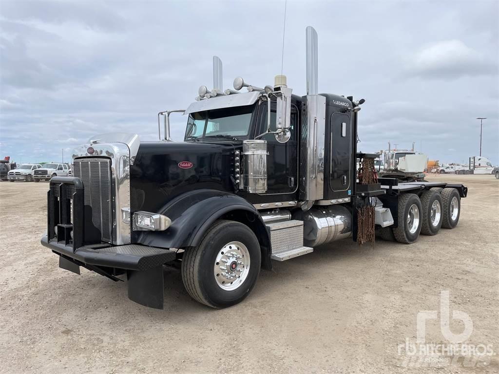 Peterbilt 367 Vrachtwagen met vlakke laadvloer en lier
