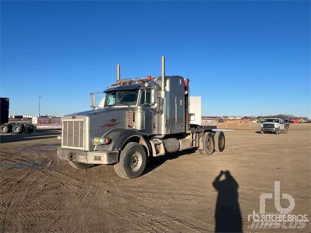 Peterbilt 378 Vrachtwagen met vlakke laadvloer en lier