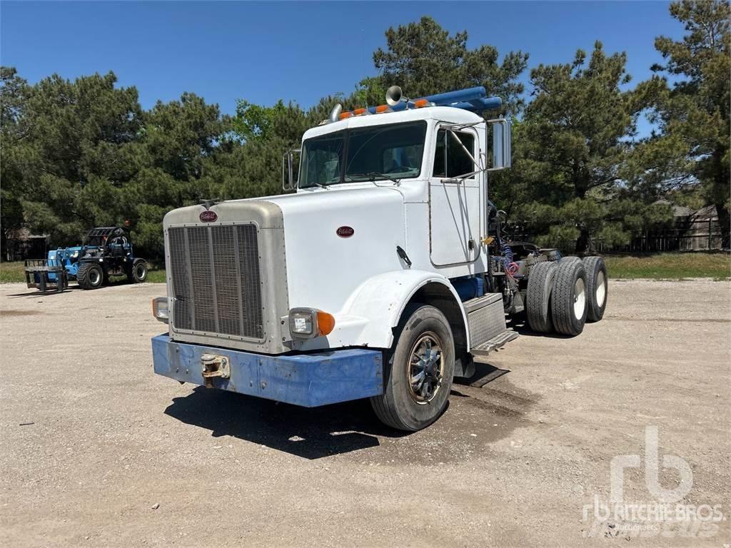 Peterbilt 378 Vrachtwagen met vlakke laadvloer en lier