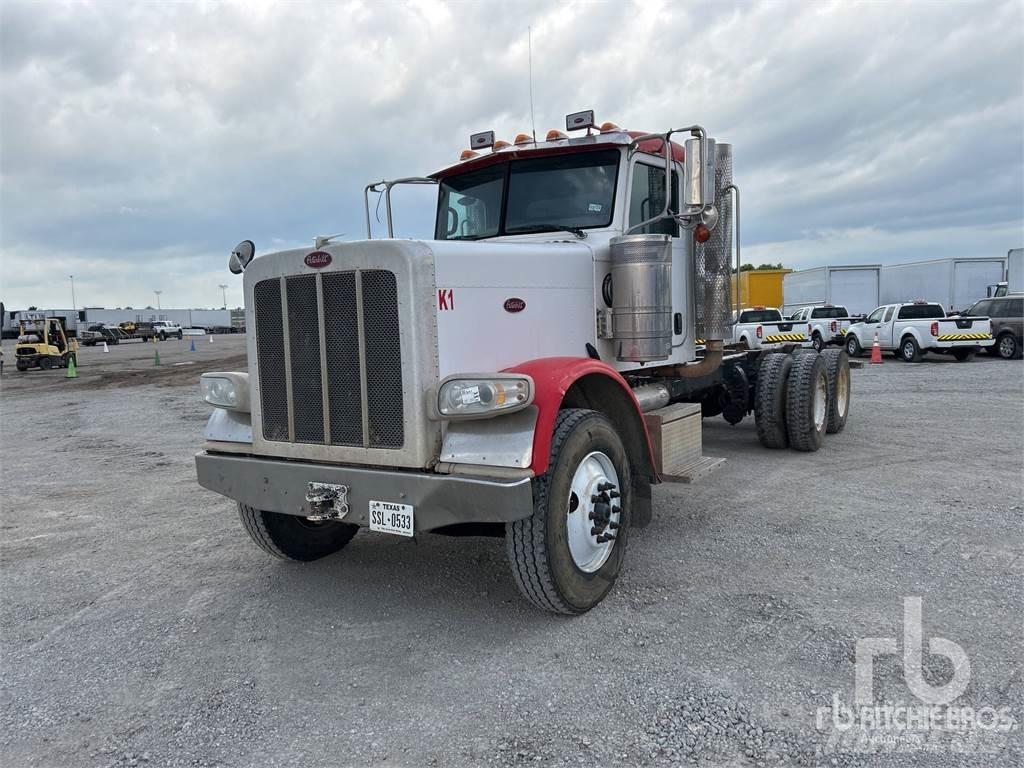 Peterbilt 388 Vrachtwagen met vlakke laadvloer en lier