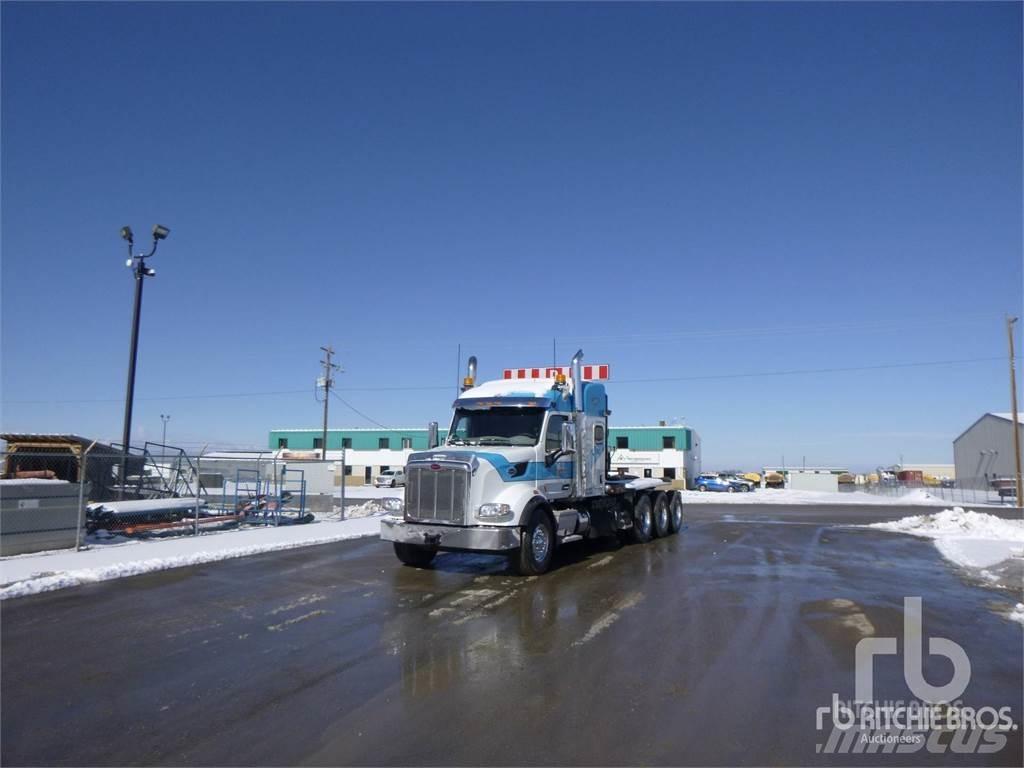 Peterbilt 567 Vrachtwagen met vlakke laadvloer en lier