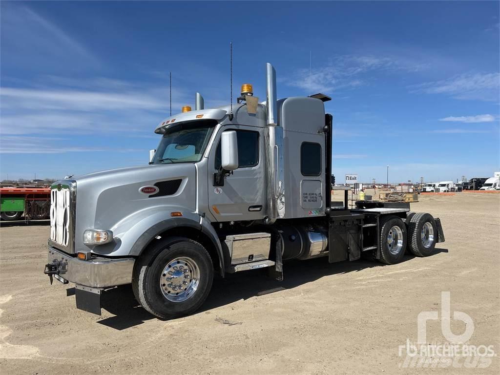 Peterbilt 567 Vrachtwagen met vlakke laadvloer en lier