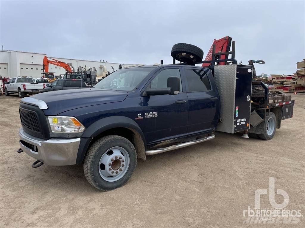 RAM 4500 Vlakke laadvloer met kraan