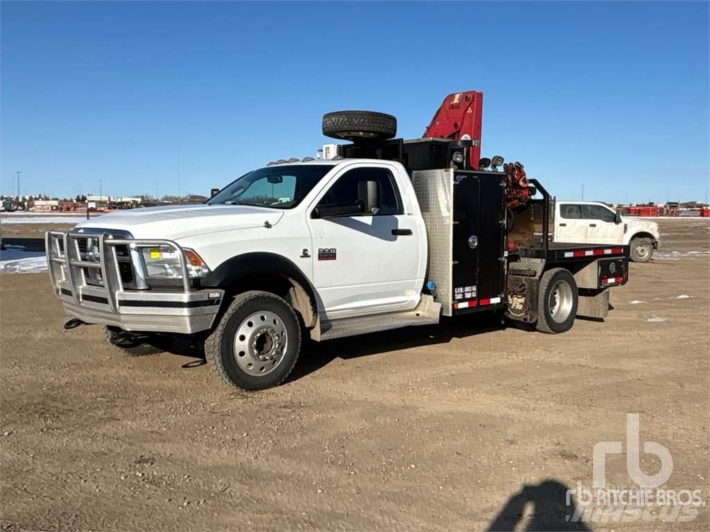 RAM 5500 Vlakke laadvloer met kraan