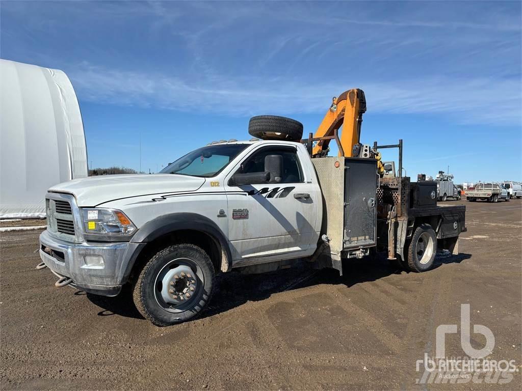 RAM 5500 Vlakke laadvloer met kraan