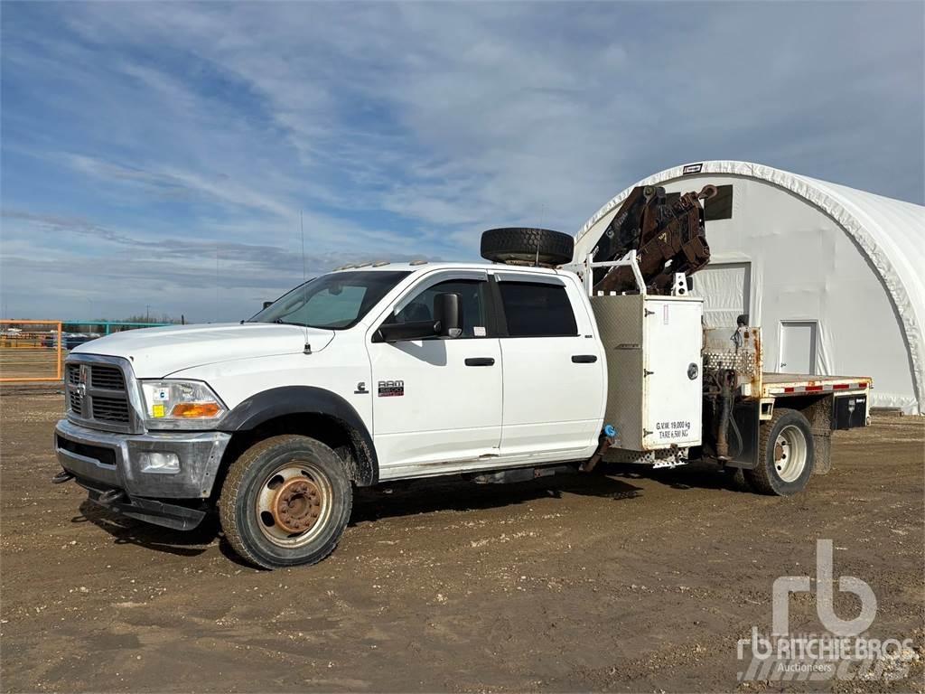 RAM 5500 Vlakke laadvloer met kraan