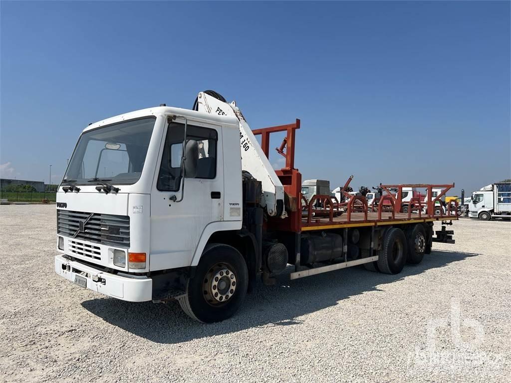 Volvo FL7 Vlakke laadvloer met kraan