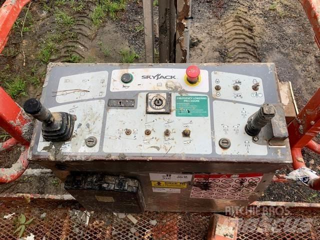 SkyJack SJ66T Zelfrijdende knikarm hoogwerker