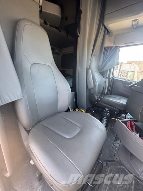 Volvo VNL64T670 Trekkers