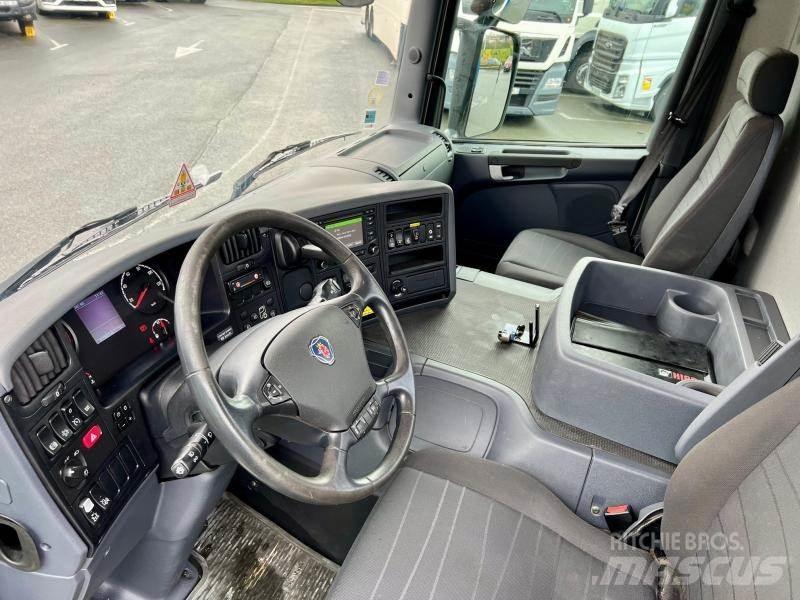 Scania P 410 Vlakke laadvloer met kraan