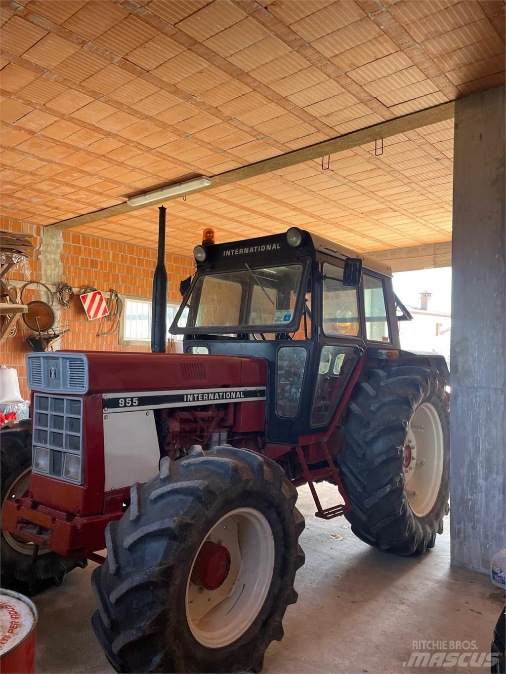 International 955 Tractoren