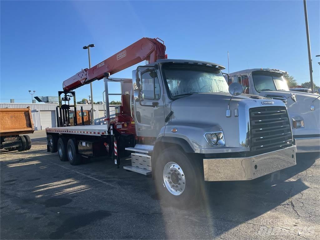 Freightliner 114SD Chassis met cabine