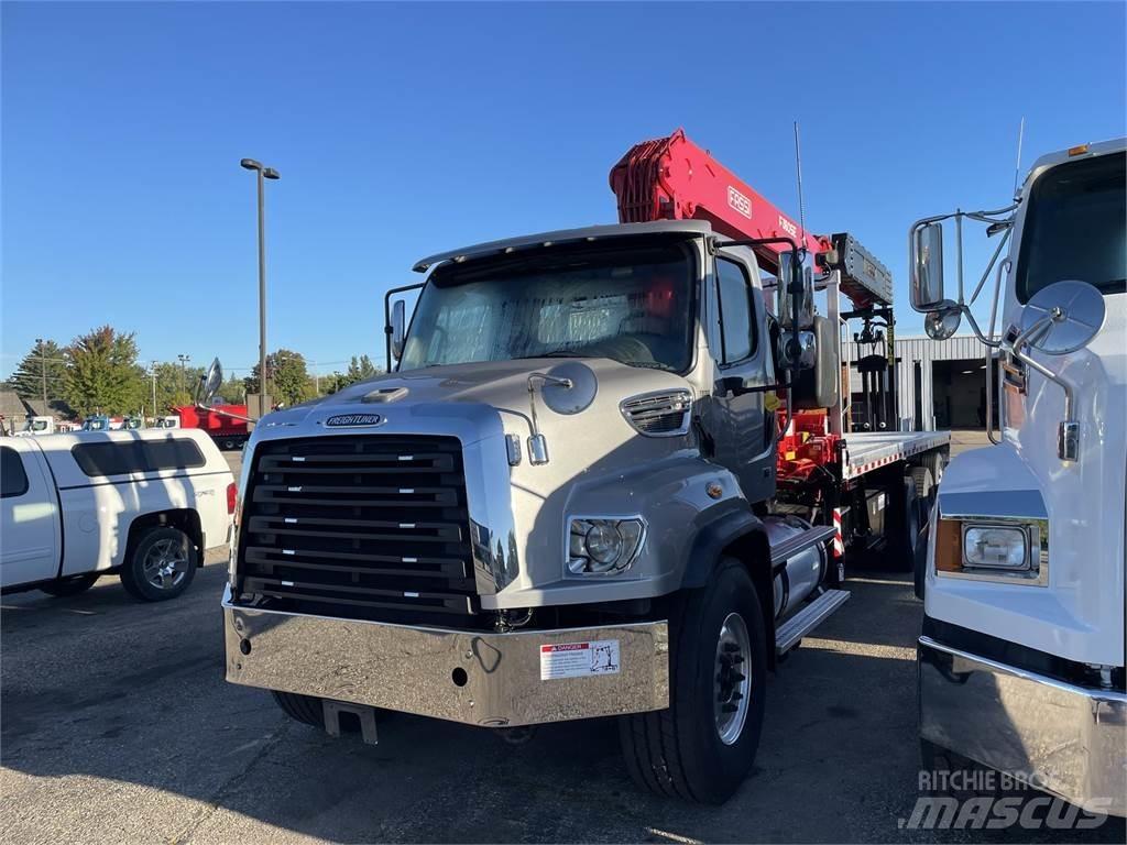 Freightliner 114SD Chassis met cabine