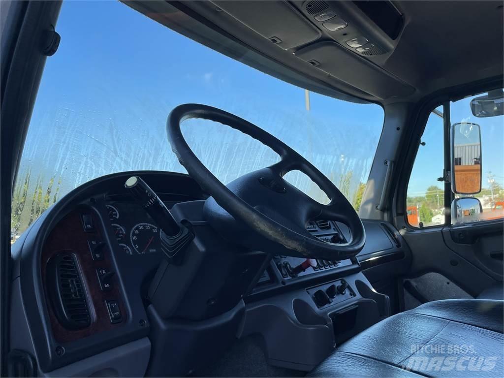 Freightliner 114SD Chassis met cabine