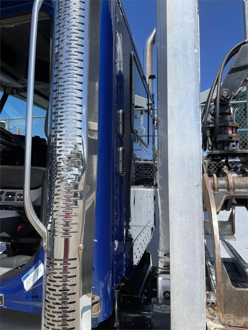 Freightliner 122SD Chassis met cabine