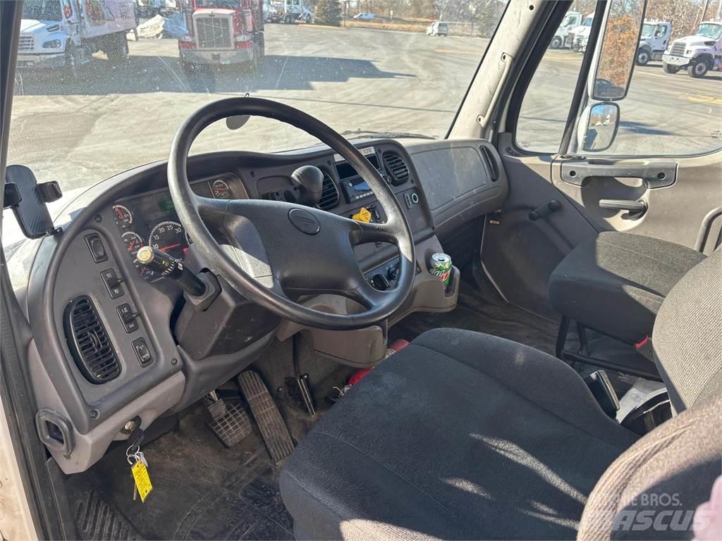 Freightliner M2 106 Bakwagens met gesloten opbouw