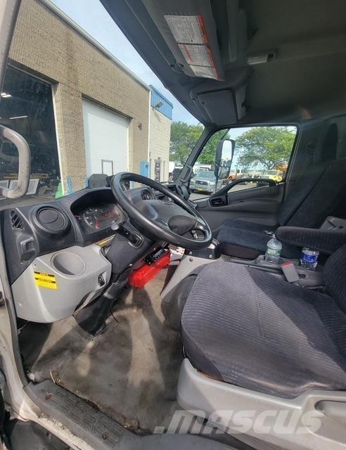 Hino 195 Bakwagens met gesloten opbouw