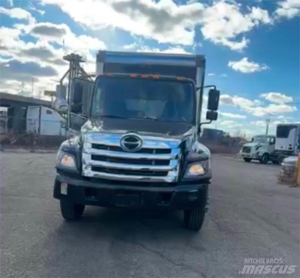 Hino 268A Bakwagens met gesloten opbouw