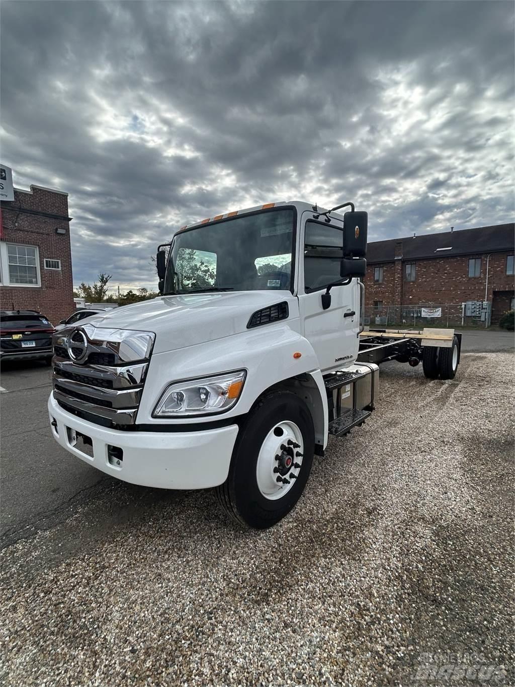 Hino L6 Bakwagens met gesloten opbouw