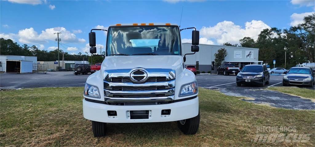 Hino L7 Chassis met cabine
