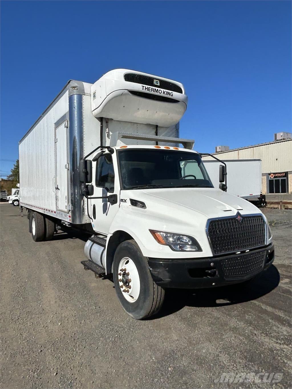 International MV607 Bakwagens met gesloten opbouw