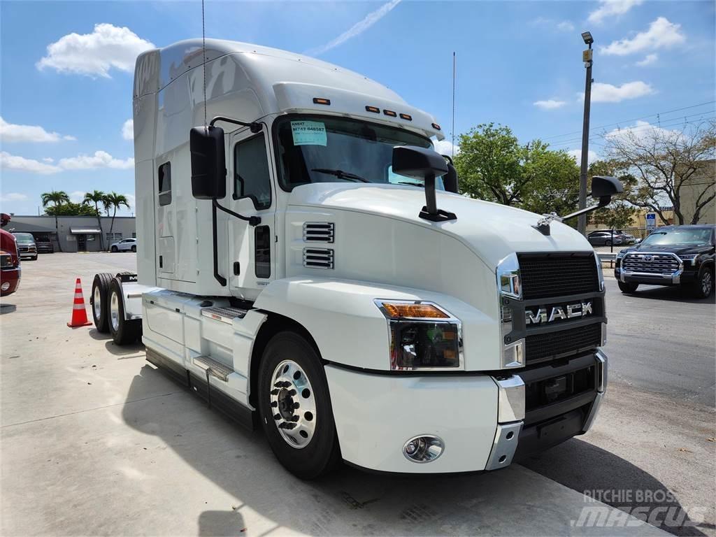 Mack AN64T Trekkers