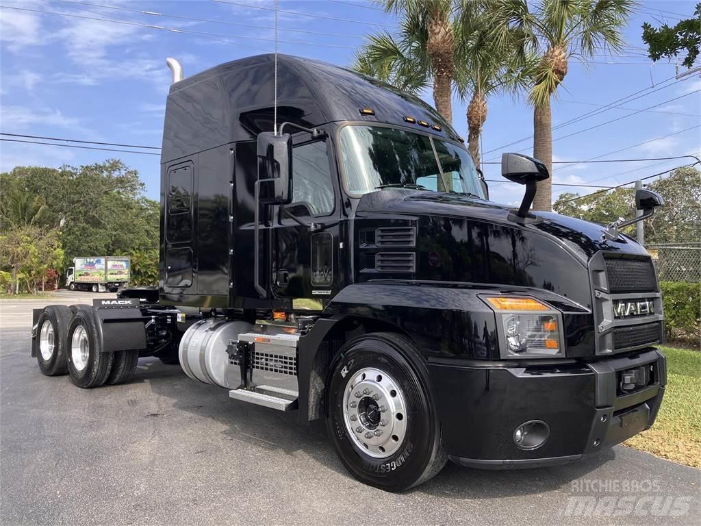 Mack AN64T Trekkers