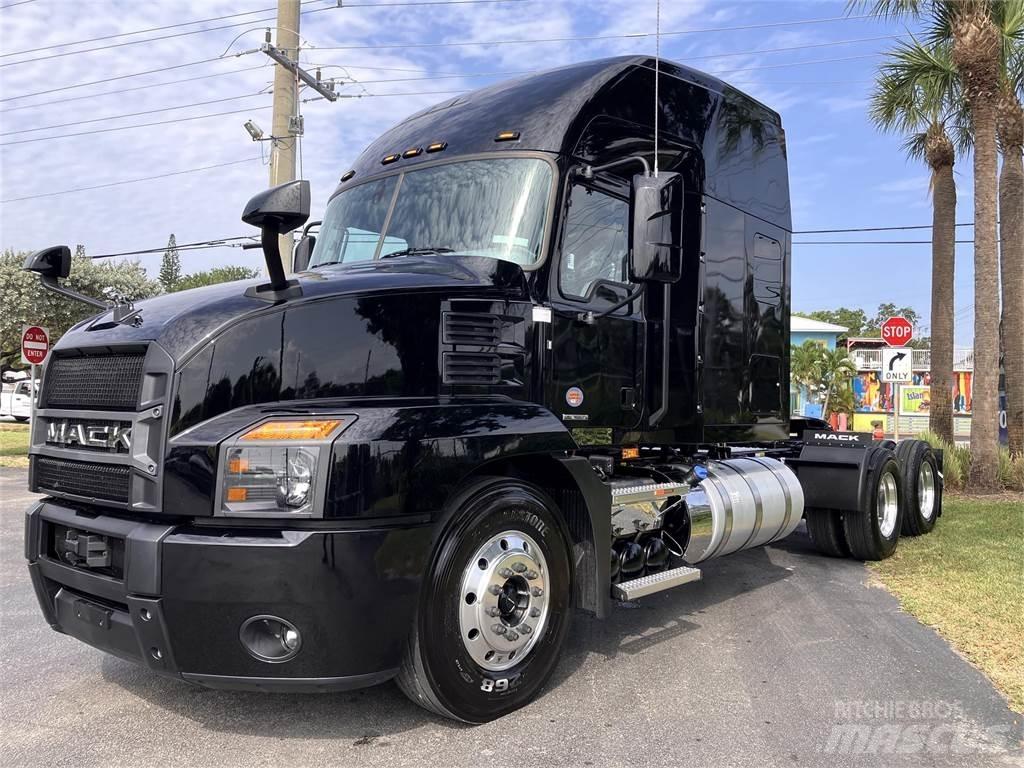 Mack AN64T Trekkers