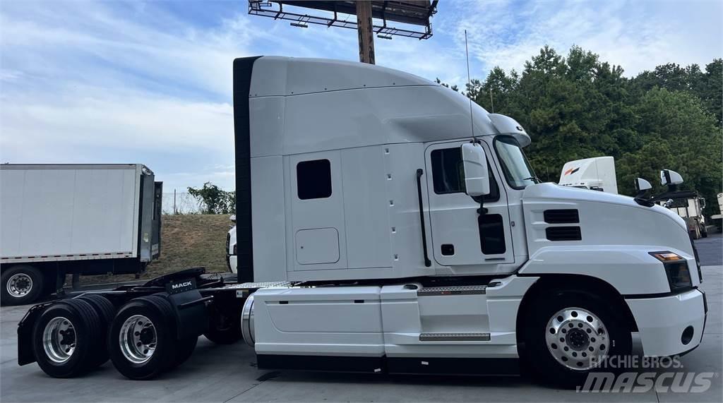 Mack AN64T Trekkers