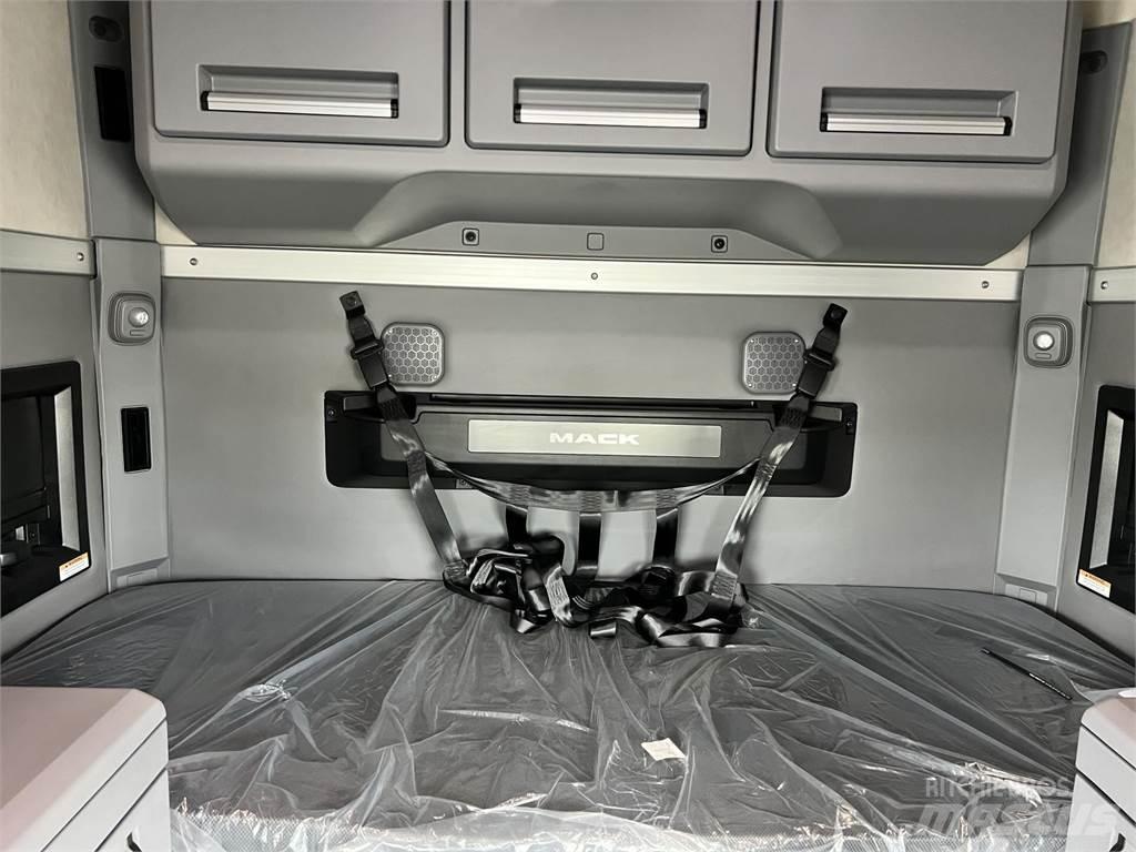 Mack AN64T Trekkers