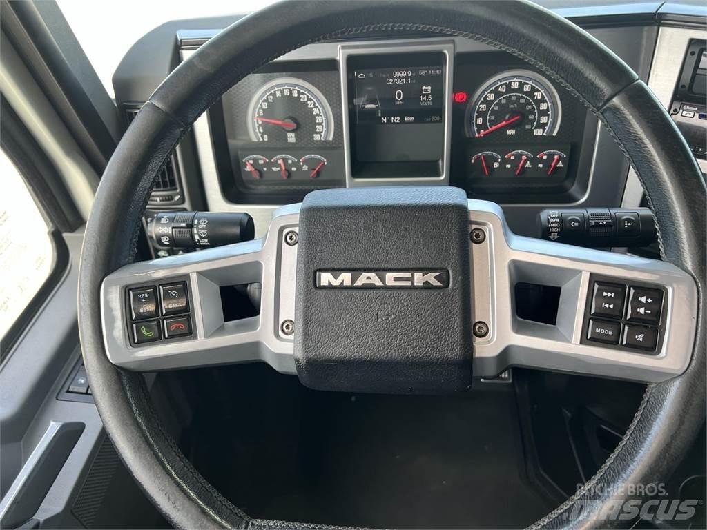 Mack AN64T Trekkers