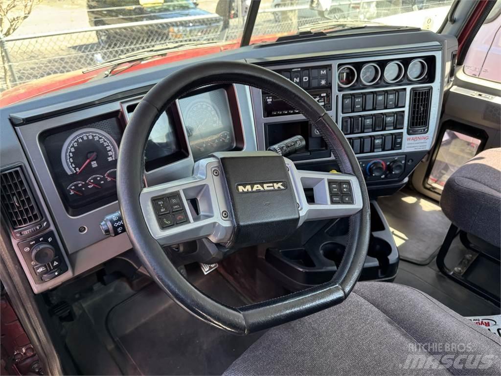Mack AN64T Trekkers