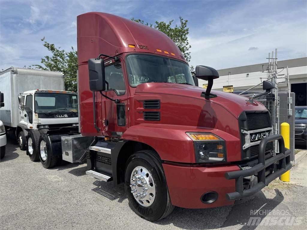 Mack AN64T Trekkers