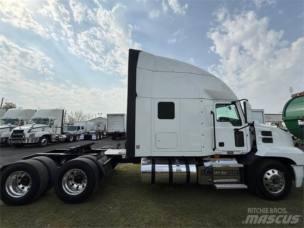 Mack AN64T Trekkers