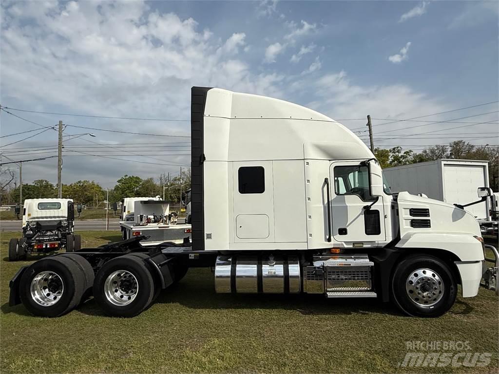 Mack AN64T Trekkers