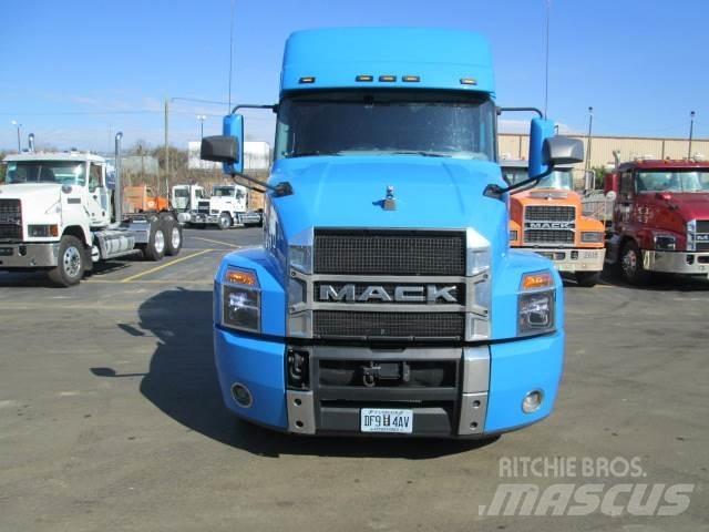 Mack AN64T Trekkers