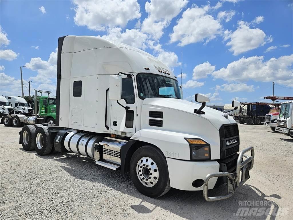 Mack AN64T Trekkers