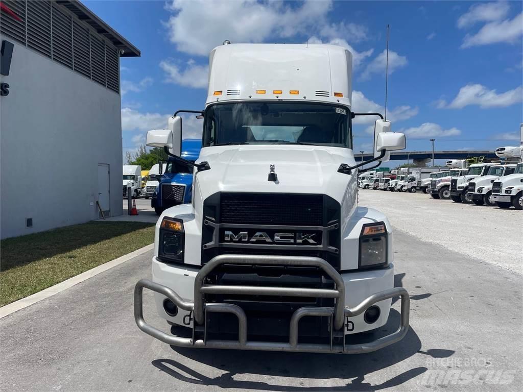 Mack AN64T Trekkers