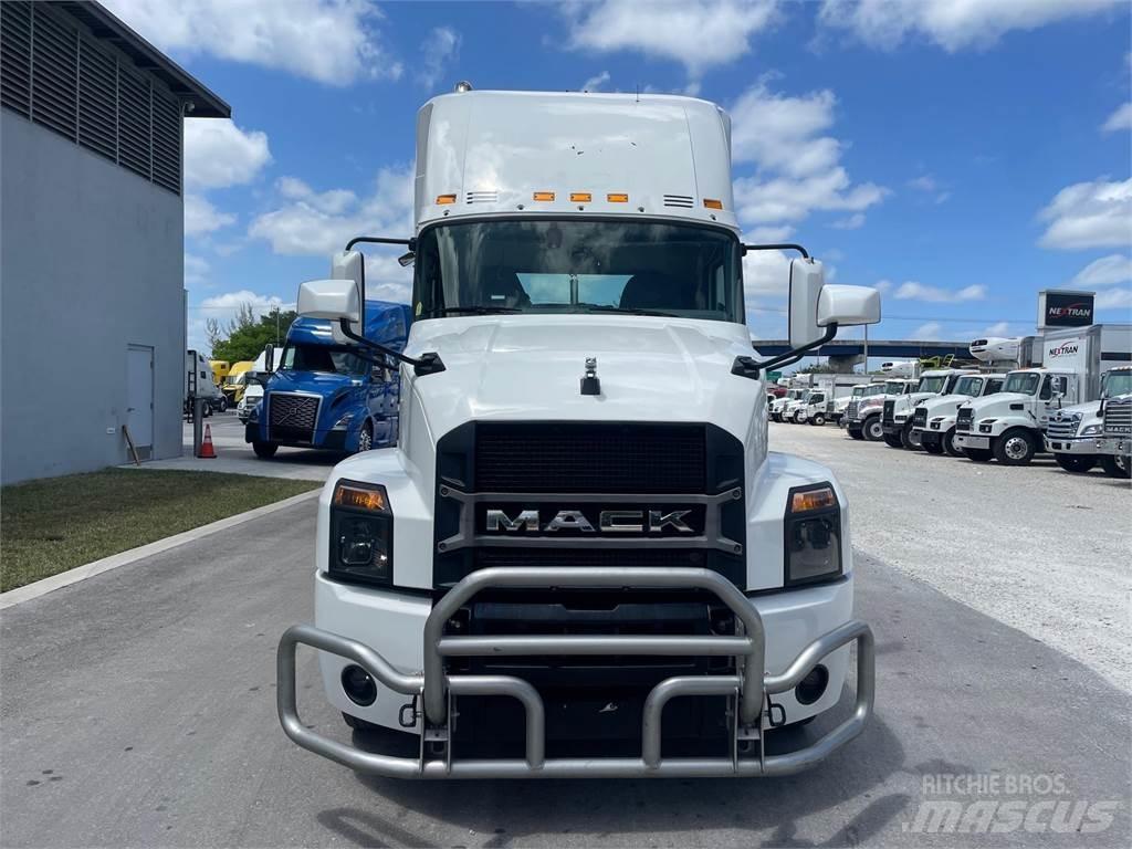 Mack AN64T Trekkers