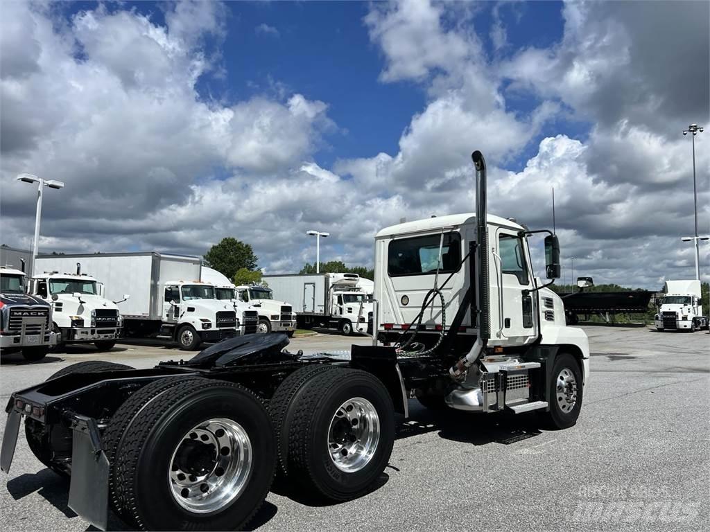 Mack AN64T Trekkers