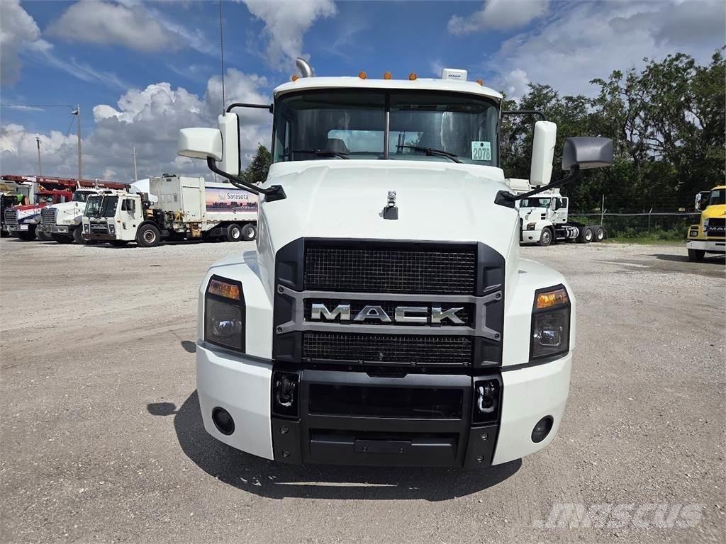 Mack AN64T Trekkers