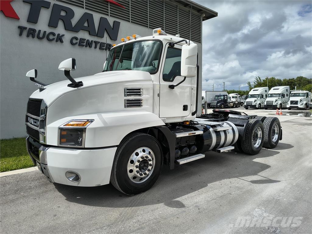 Mack AN64T Trekkers